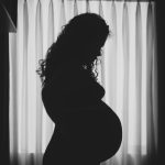 solouhette femme enceinte en attente de faire un test ADN