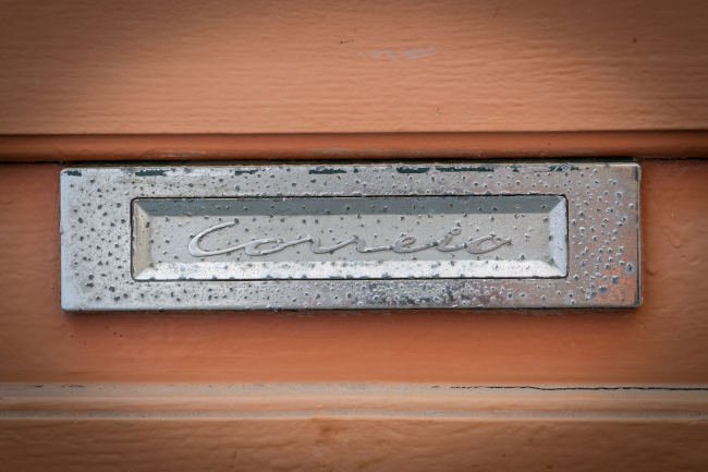 Installer facilement sa plaque de boîte aux lettres : guide pratique
