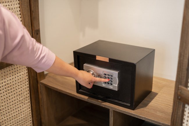 Installer un coffre-fort à domicile pour sécuriser vos biens précieux