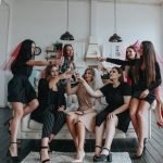 groupe de femmes assises sur un sol blanc