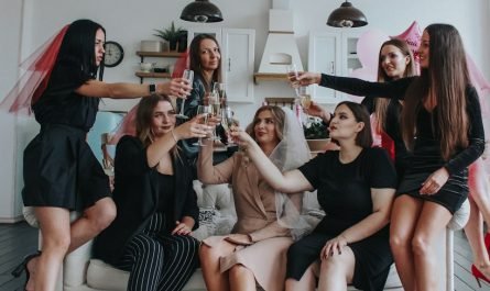 groupe de femmes assises sur un sol blanc
