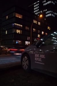une voiture garée sur le bord de la route la nuit